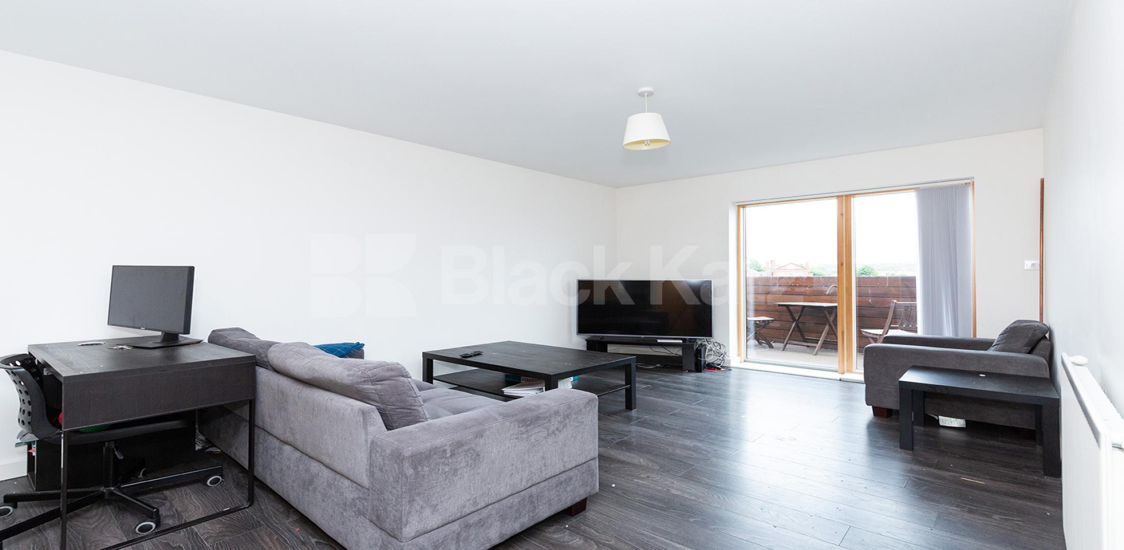Contemporary 3 bedroom 2 bathroom flat mins to tube and shops New Clock Tower, North Road, Caledonian Road